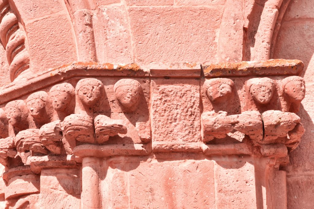 scultura chiesa di zuri