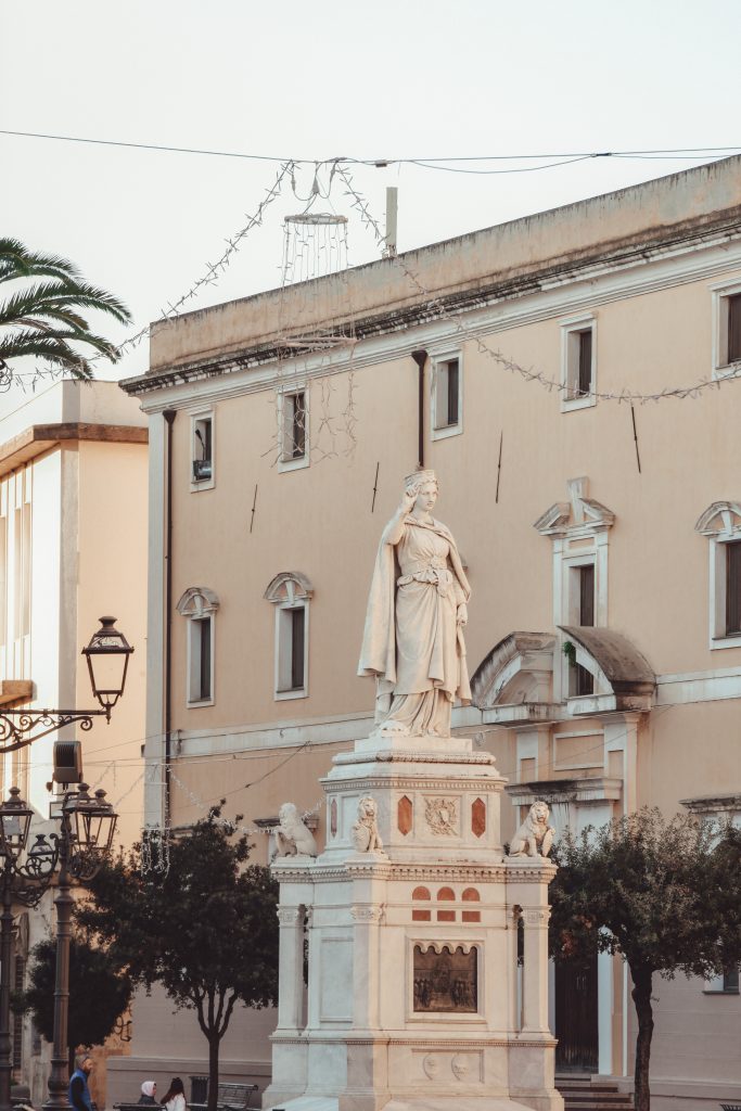 STATUA ELEONORA D'ARBOREA