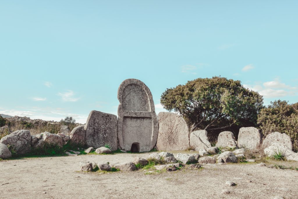 tombe dei giganti s'ena 'e thomes